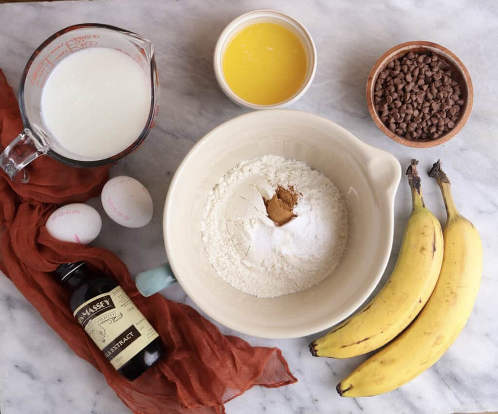 Ingredients to make the banana pancakes with chocolate chips.